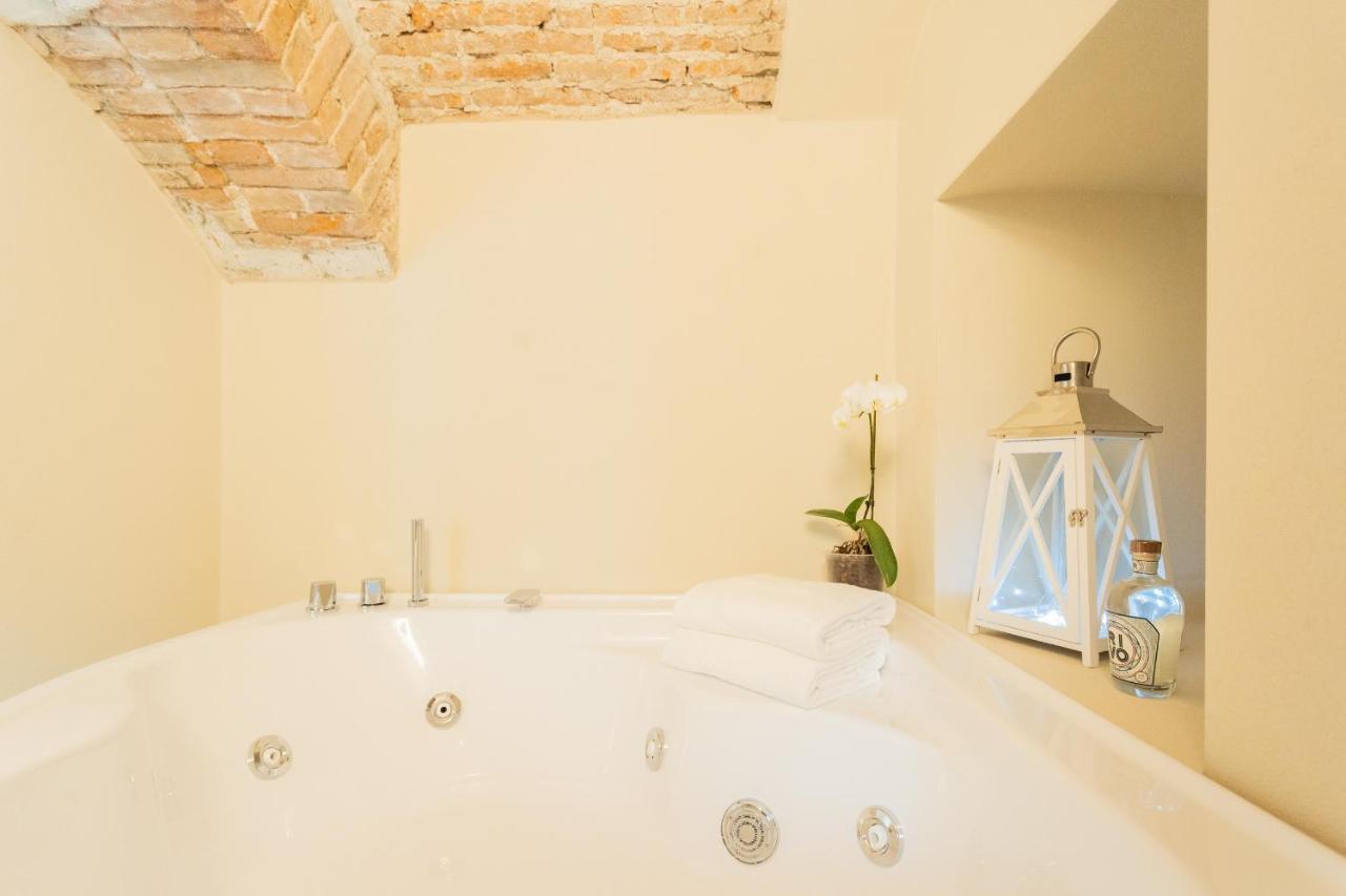 Romantic Escape City Centre With Jacuzzi & Parking By Rent All コモ エクステリア 写真