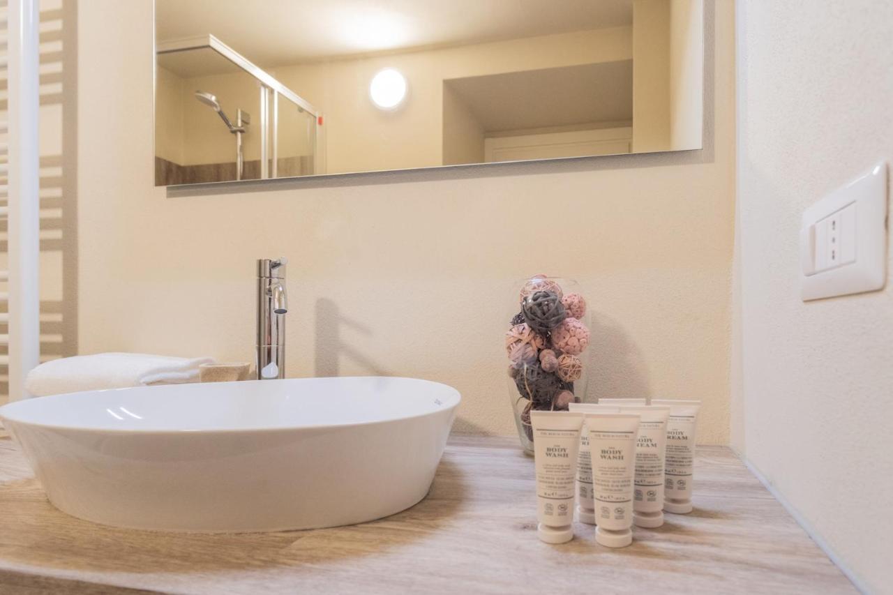 Romantic Escape City Centre With Jacuzzi & Parking By Rent All コモ エクステリア 写真